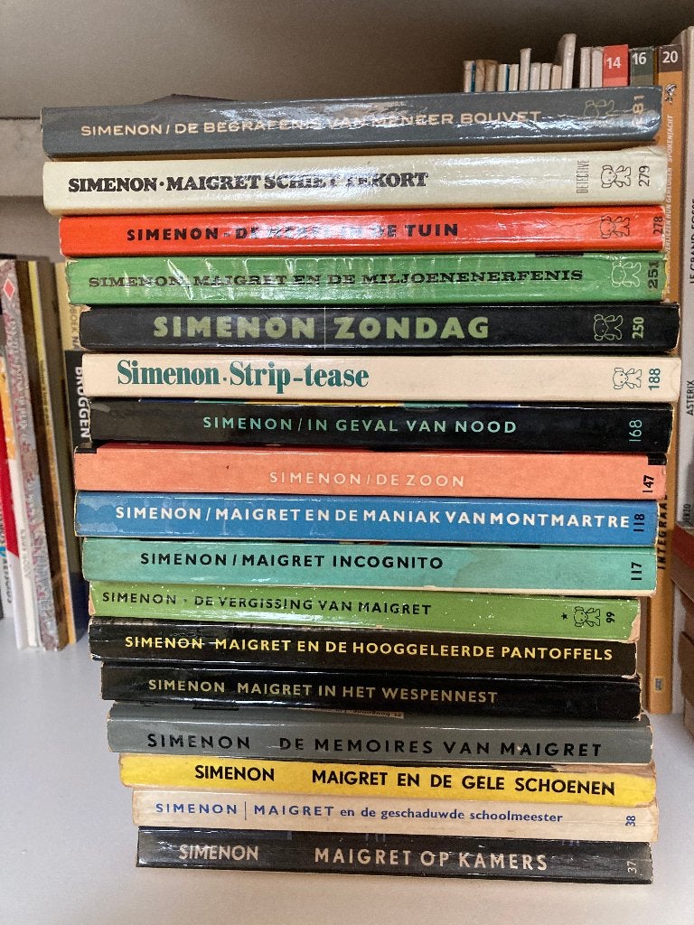 50 stuks zwarte beertjes pocketboeken Simenon, Ophalen of Verzenden, Gelezen