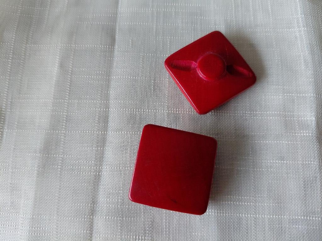 Rode houten knopen, 2 stuks, ø 25 mm, vierkant., Hobby en Vrije tijd, Naaien en Fournituren, Verzenden, Zo goed als nieuw, Knoop of Knopen