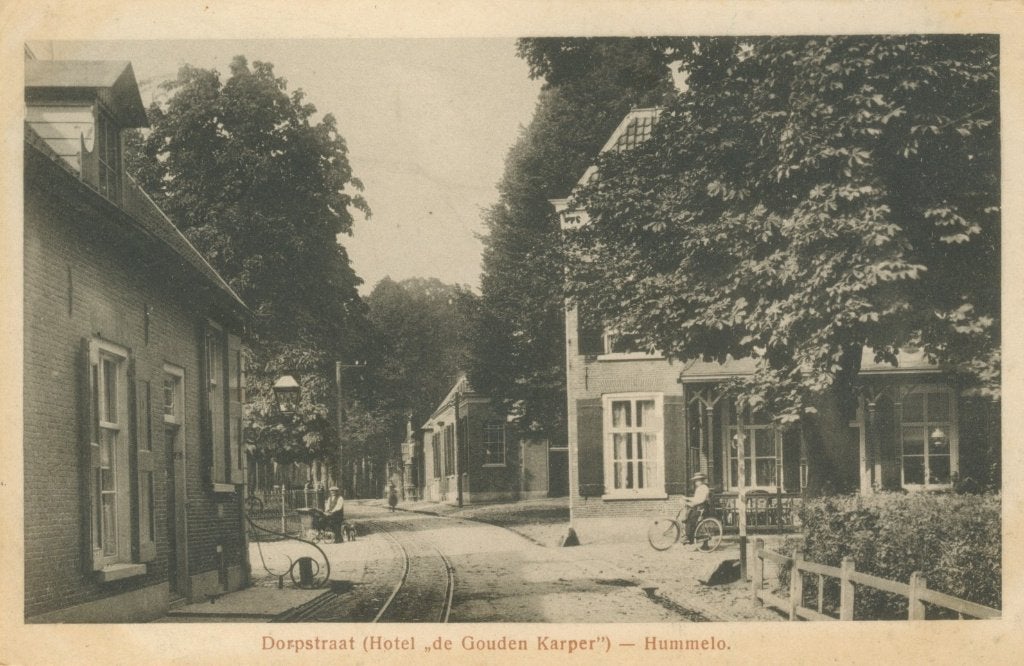 Ansichtkaart Hummelo, Dorpstraat. Hotel Gouden Karper., Ophalen of Verzenden, 1920 tot 1940, Gelopen, Gelderland
