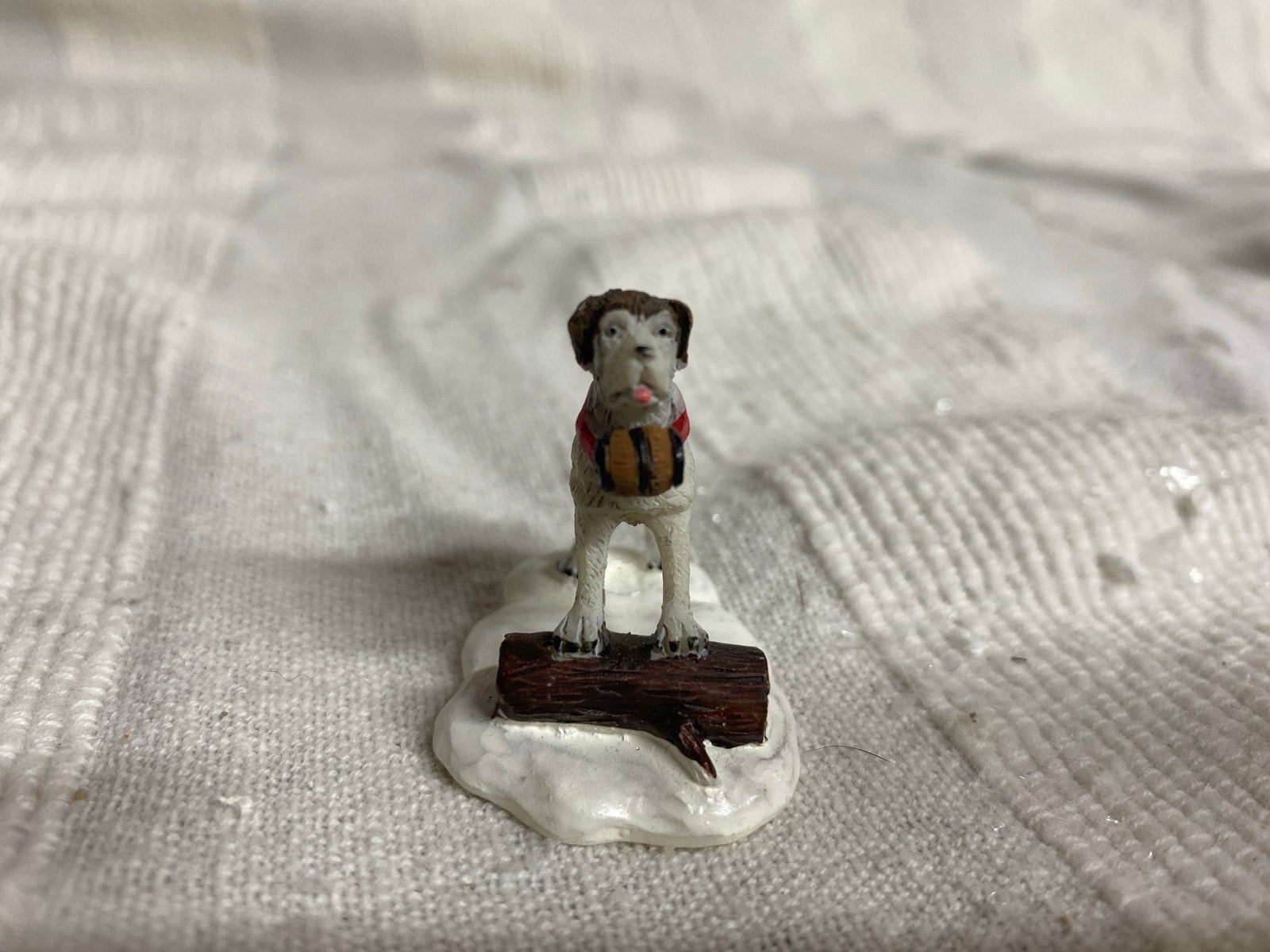Kerstfiguur Sint Bernard beeldje met vaatje, Ophalen of Verzenden, Zo goed als nieuw