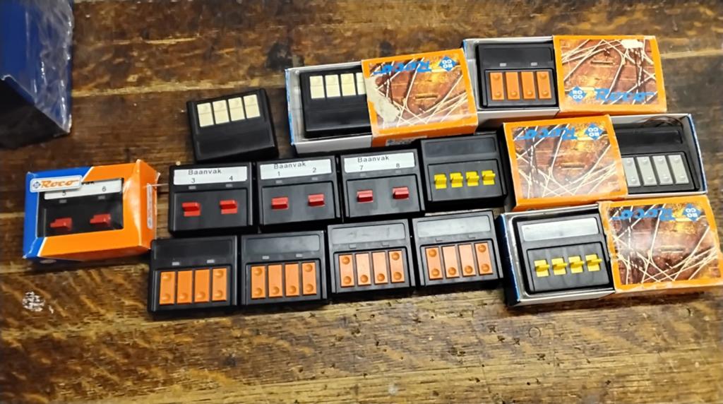 25 x roco schakelaars vav af 9 euro
2 x10520 16 euro per stu, Gelijkstroom, Rails, Ophalen of Verzenden, Zo goed als nieuw