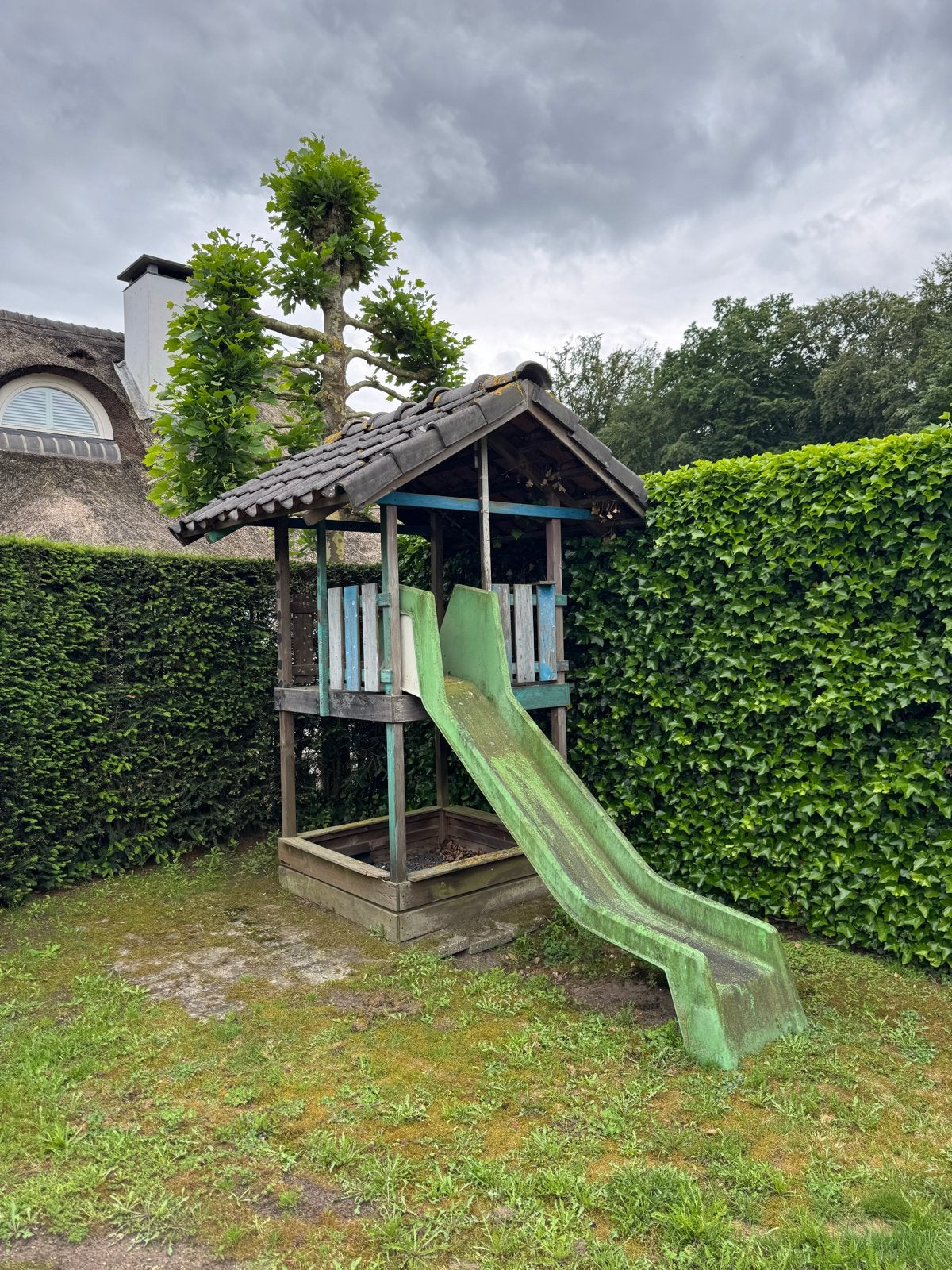 Houten speelhuisje met glijbaan, Kinderen en Baby's, Speelgoed | Buiten | Speeltoestellen, Ophalen, Gebruikt, Glijbaan