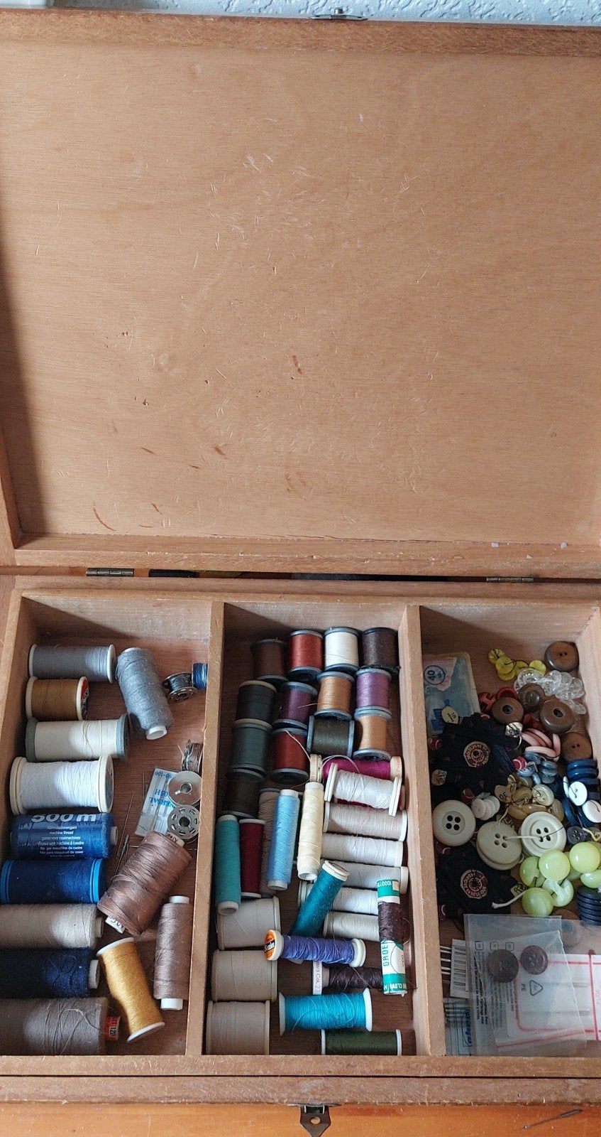 Vintage grote houten naaidoos met inhoud, Ophalen of Verzenden, Knoop of Knopen