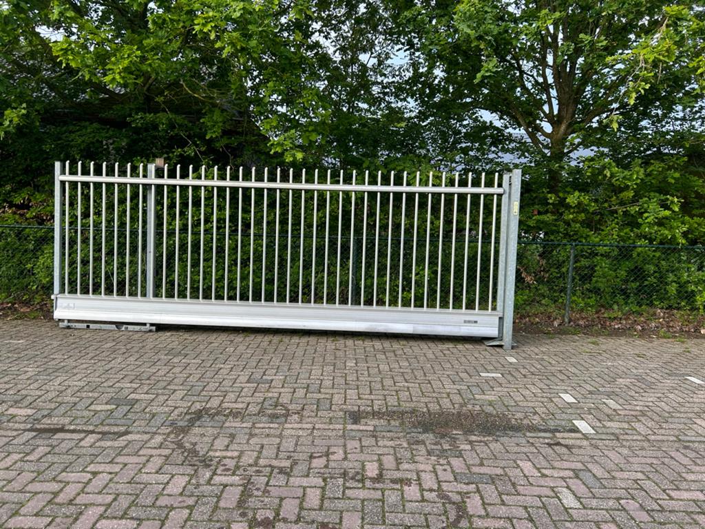 Elektrische schuifpoort aluminium doorgang 4 m hoogte 2 m, Met poort, Gebruikt, N v t, Aluminium