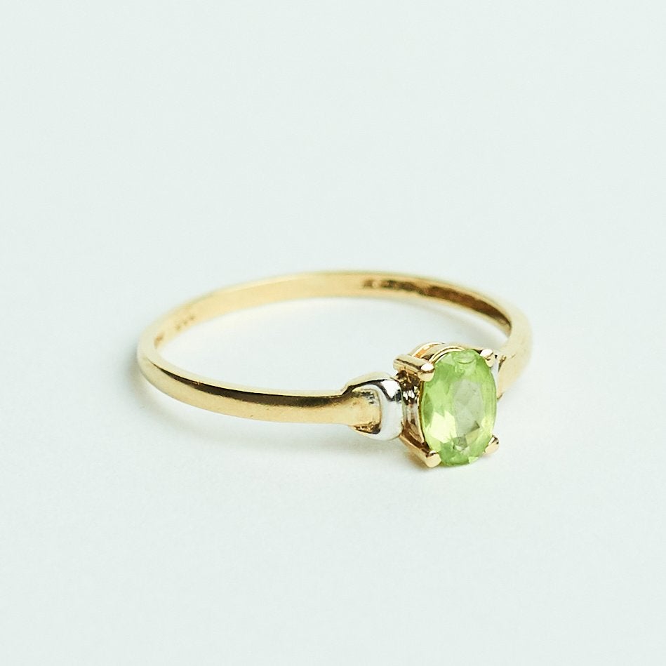 Vintage gouden ring met peridot goud trouwring engeland, Ophalen of Verzenden, Zo goed als nieuw, 17 tot 18, Met edelsteen