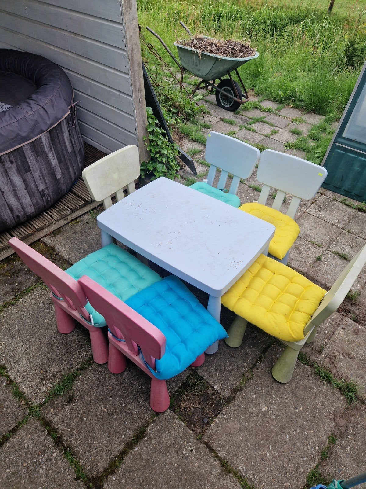 6 kinderstoelen (roze, groen, blauw) en blauwe tafel, Ophalen
