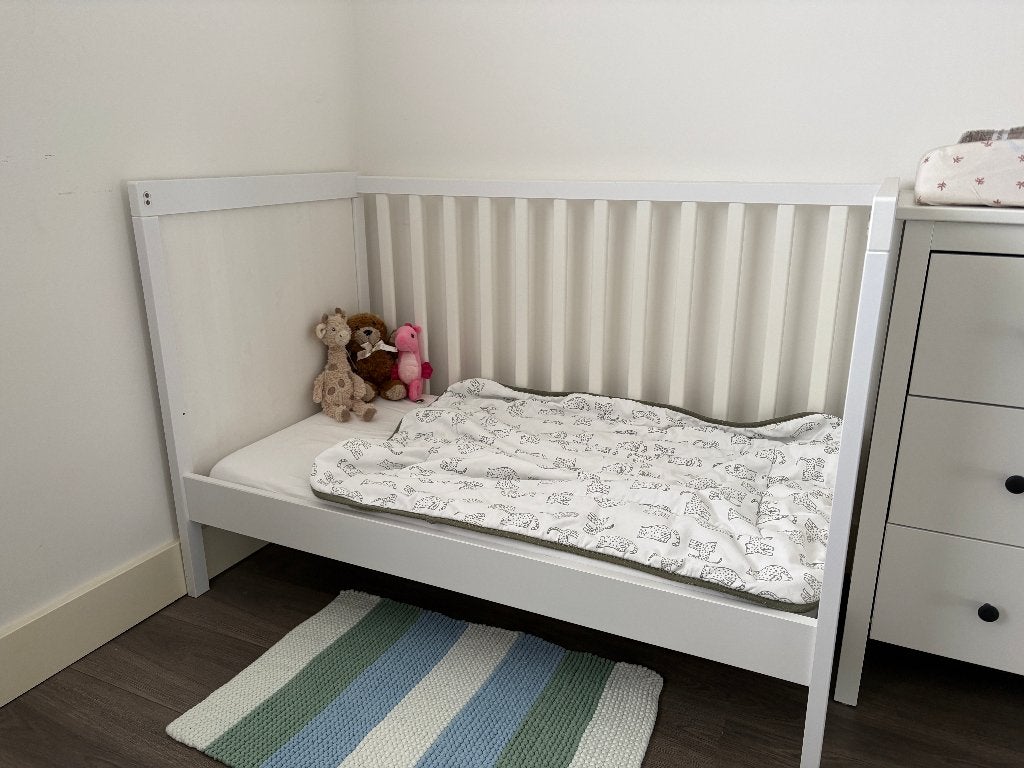 IKEA SUNDVIK babybed 60x120 + SKÖNAST matras, Ophalen, Zo goed als nieuw, Ledikant