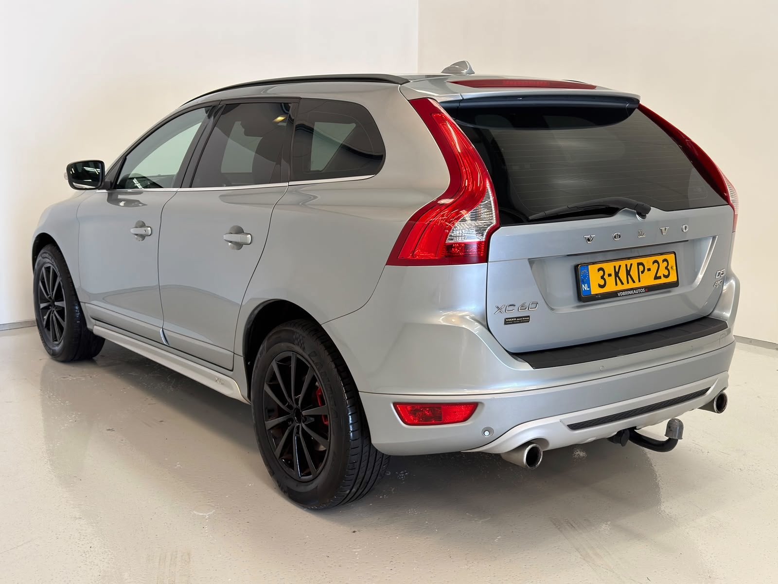 Volvo XC60 2.4 D5 AWD R-Design / NL-auto / Trekhaak, Auto's, Automaat, Euro 5, 15 km/l, Gebruikt