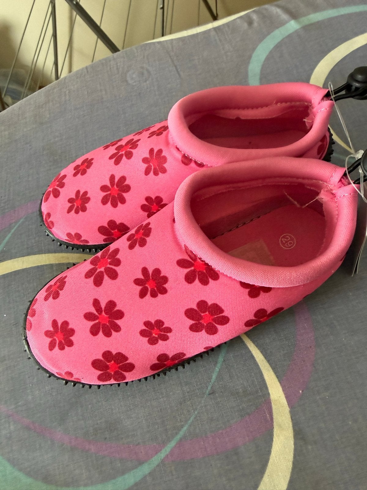 Nieuwe roze waterschoenen met bloemenprint maat 29, Watersport en Boten, Ophalen of Verzenden, Nieuw, Kind, Bootschoenen