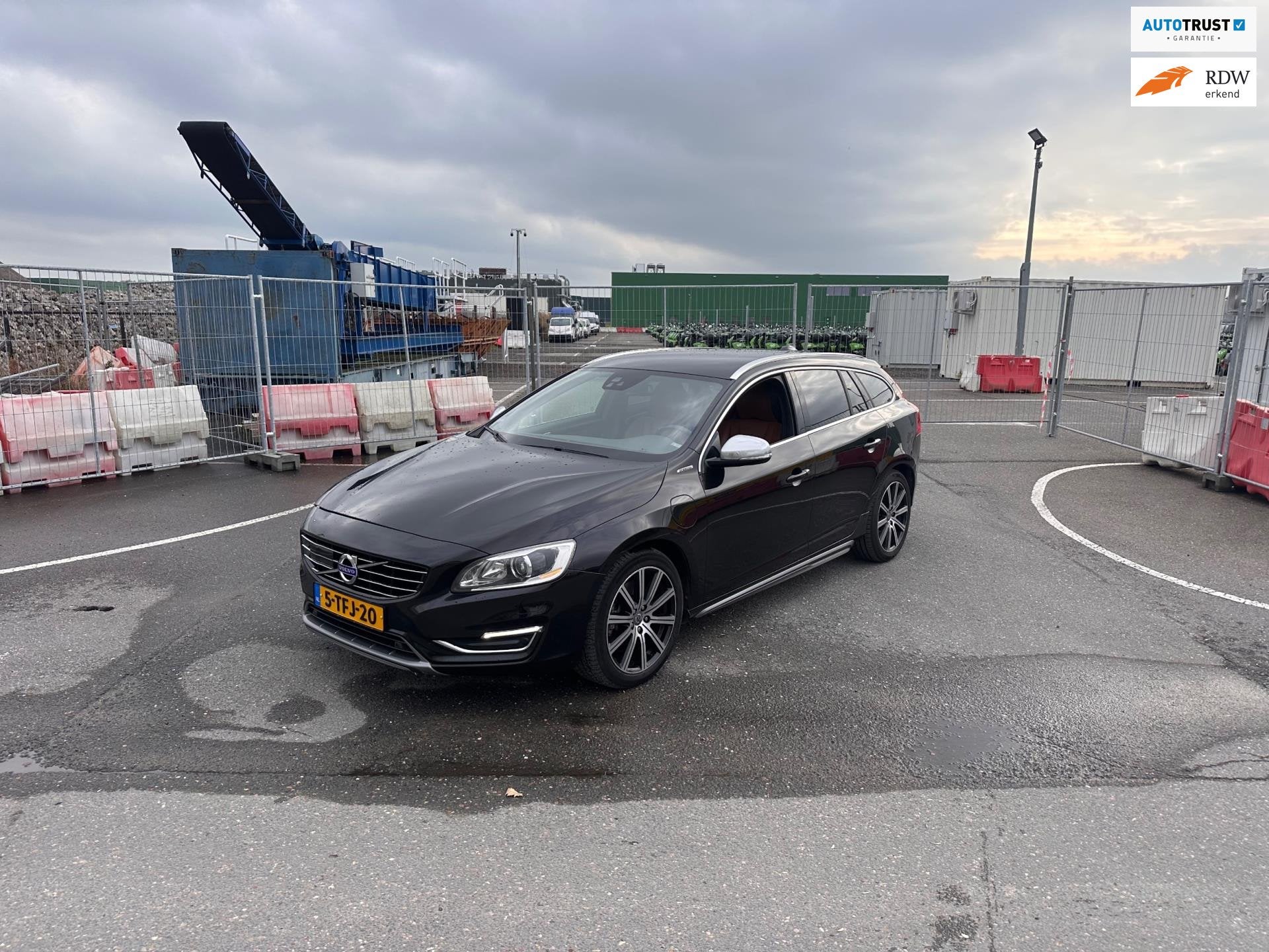 Volvo V60 2.4 D6 AWD Plug-In Hybrid Summum Clima.Navi.Camera, Auto's, Automaat, Zwart, Vierwielaandrijving, 11 kWh