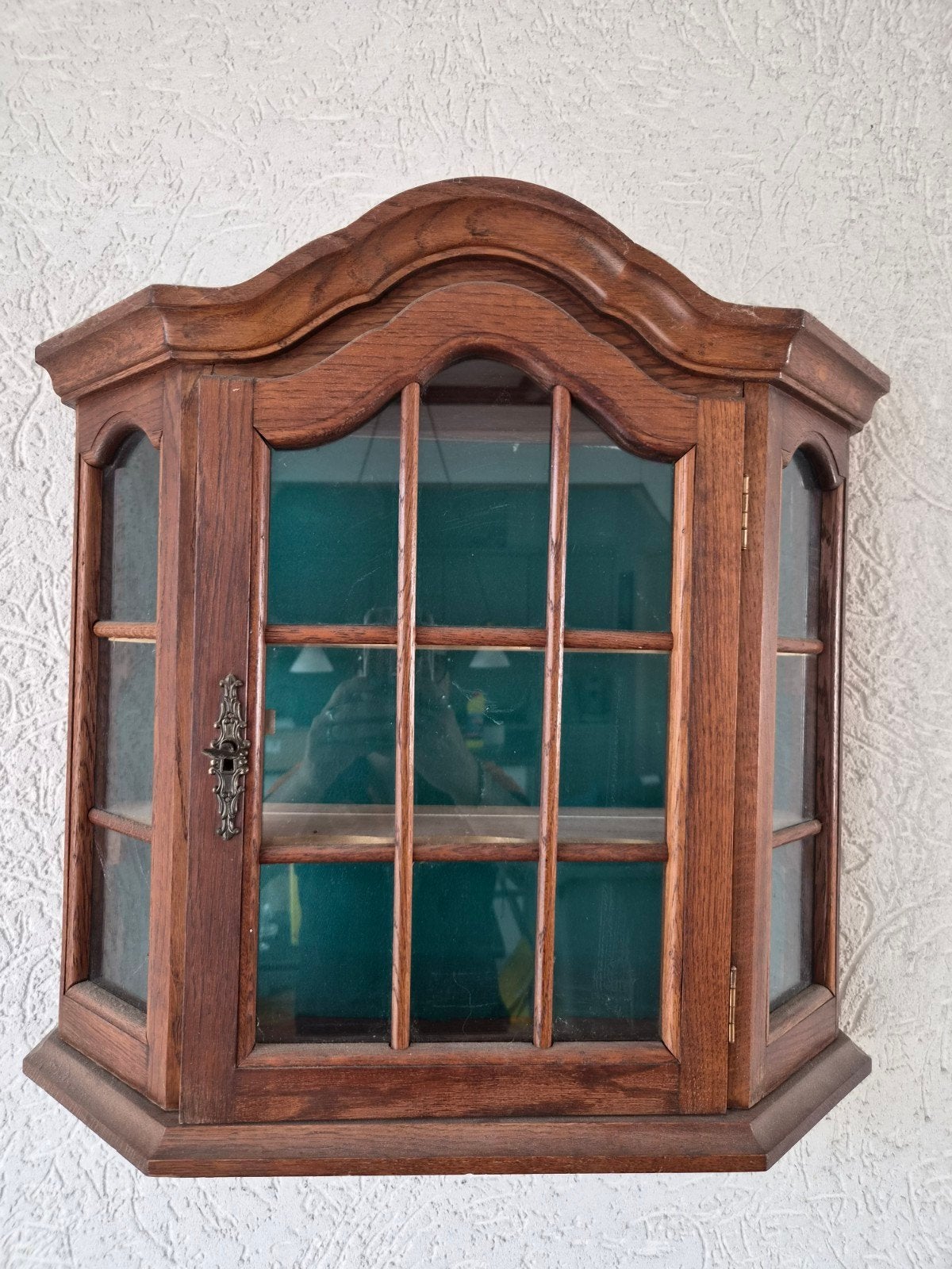 Klassieke Eikenhouten Hangvitrine met Kuif, Jaren '70, Antiek en Kunst, Ophalen of Verzenden