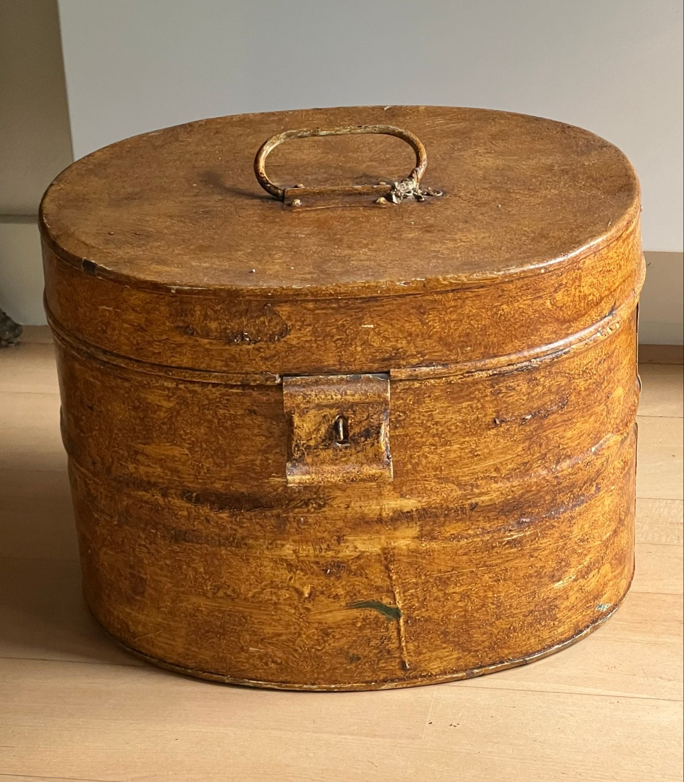 Antieke houten hoedendoos met handvat, Ophalen