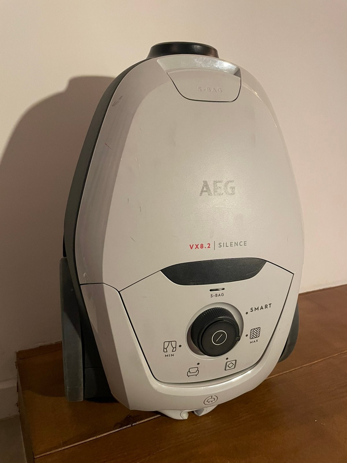 AEG VX8.2 SILENCE alleen de machine - defect, Gebruikt, Minder dan 1200 watt, Ophalen, Stofzak