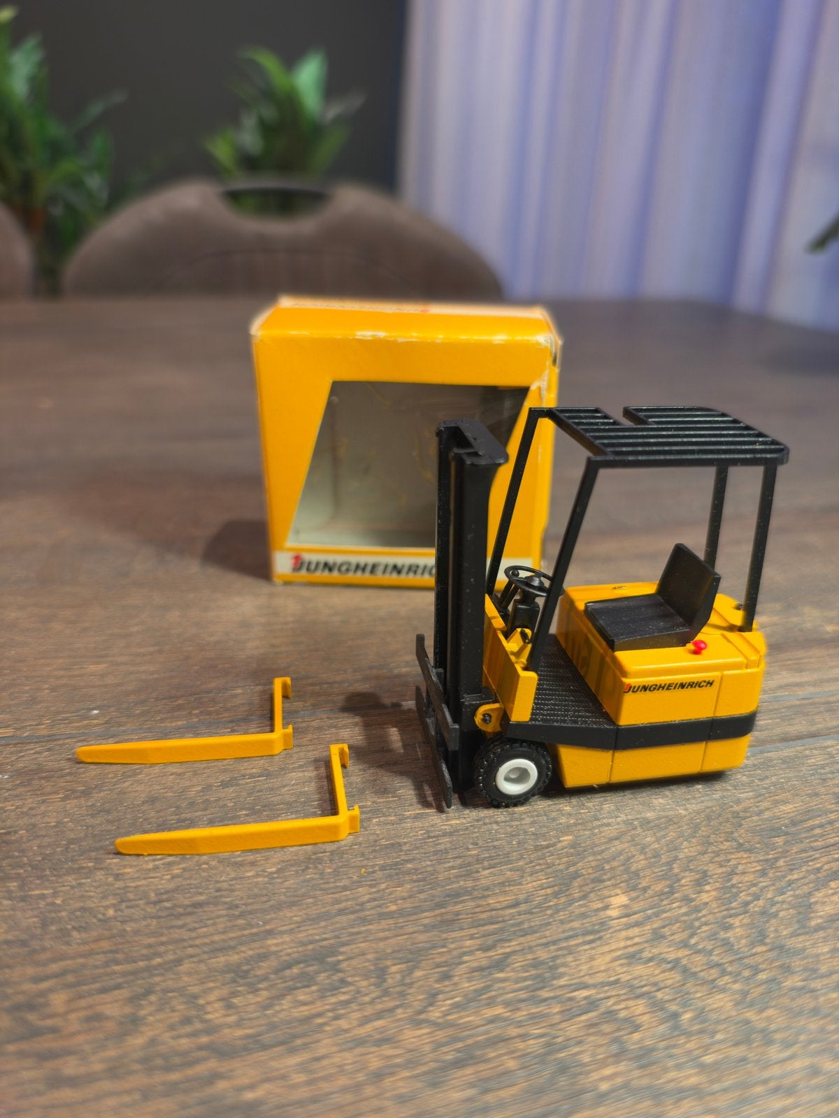 Jungheinrich Heftruck Vorken Met Doos 1:32 Model Geel Zwart, Ophalen of Verzenden, Zo goed als nieuw, Bus of Vrachtwagen