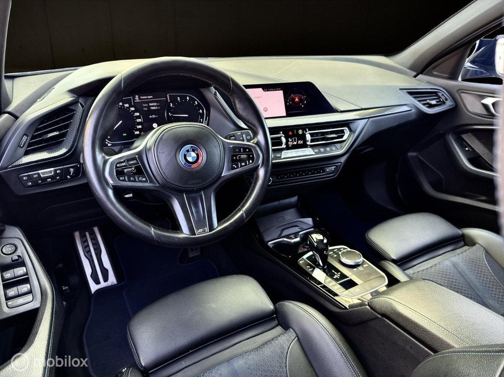 BMW 1-serie 118i M Sport |Cruise |Stoelverwarming |CarPlay, Achterwielaandrijving, Gebruikt, Leder en Stof, Wit