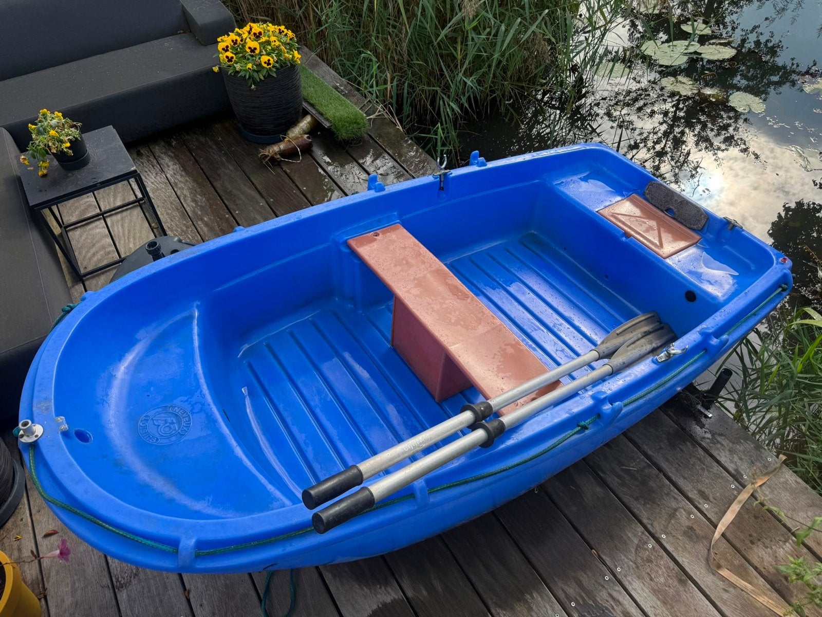 Blauwe roeiboot met motor en roeispanen, Ophalen of Verzenden, Gebruikt