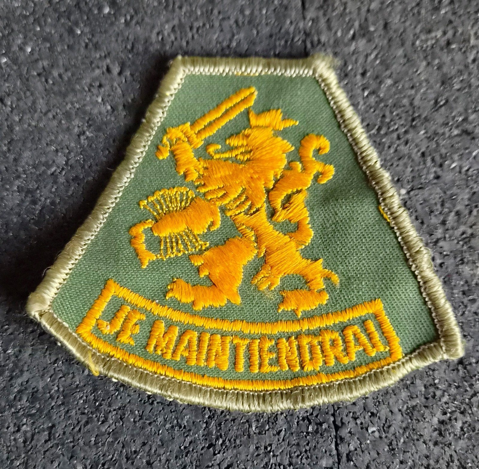KL Koninklijke Landmacht arm embleem leeuw DT, Verzamelen, Ophalen of Verzenden, Landmacht, Nederland, Embleem of Badge