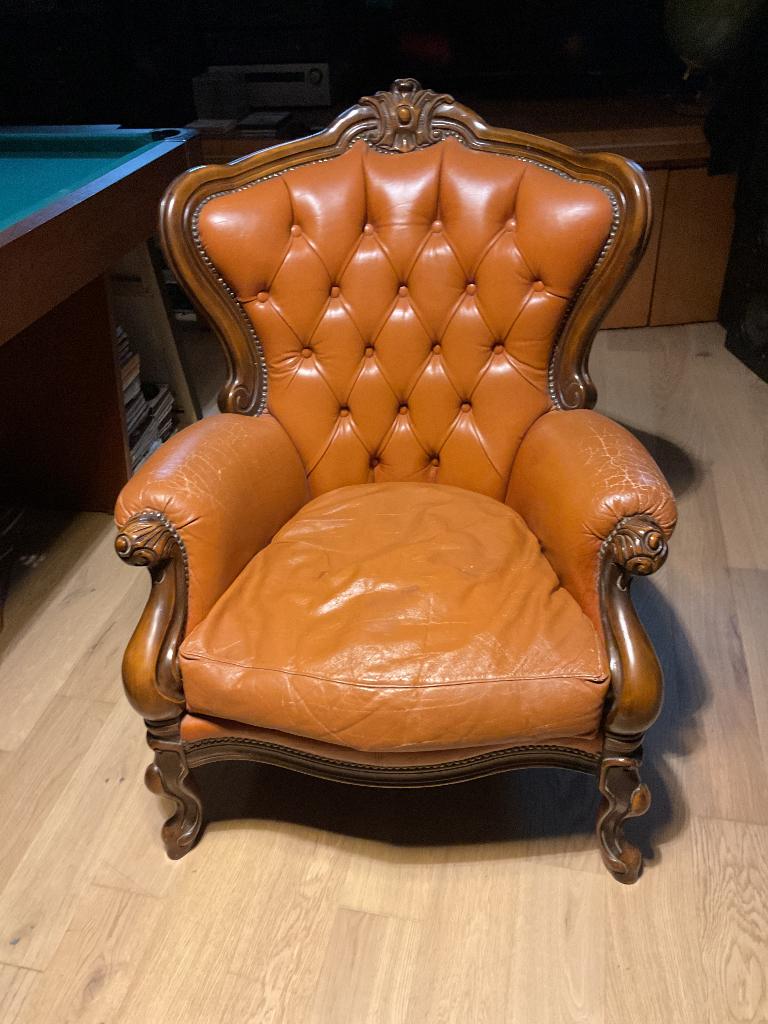 Barok Chesterfield Cognac leren fauteuil, Huis en Inrichting, Fauteuils, Gebruikt, Leer, 50 tot 75 cm, 75 tot 100 cm, Ophalen