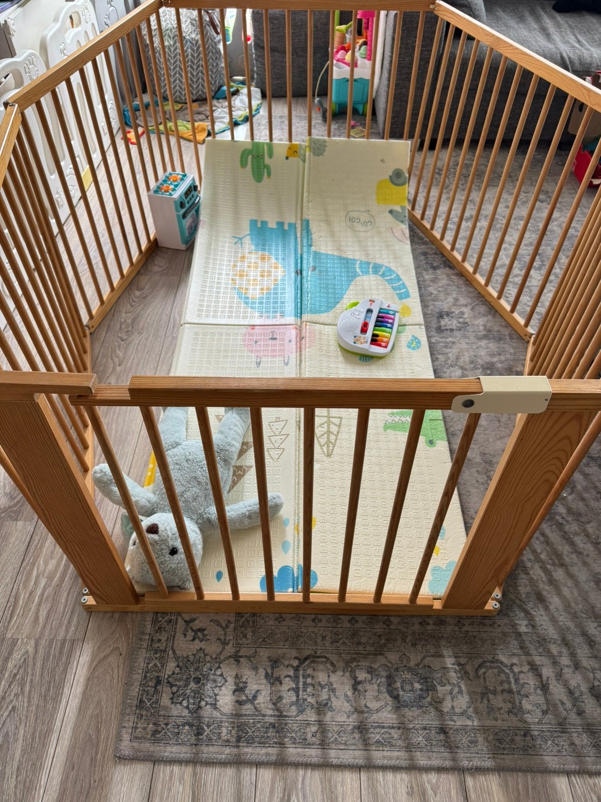 Grote hoge houten babybox met een deur, Ophalen, Zo goed als nieuw