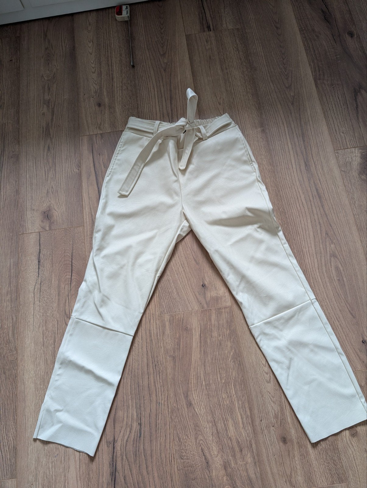 Chastar Crèmekleurige Faux PU Leren Broek L-XL, Maat 38/40 (M), Ophalen of Verzenden, Zo goed als nieuw, Lang