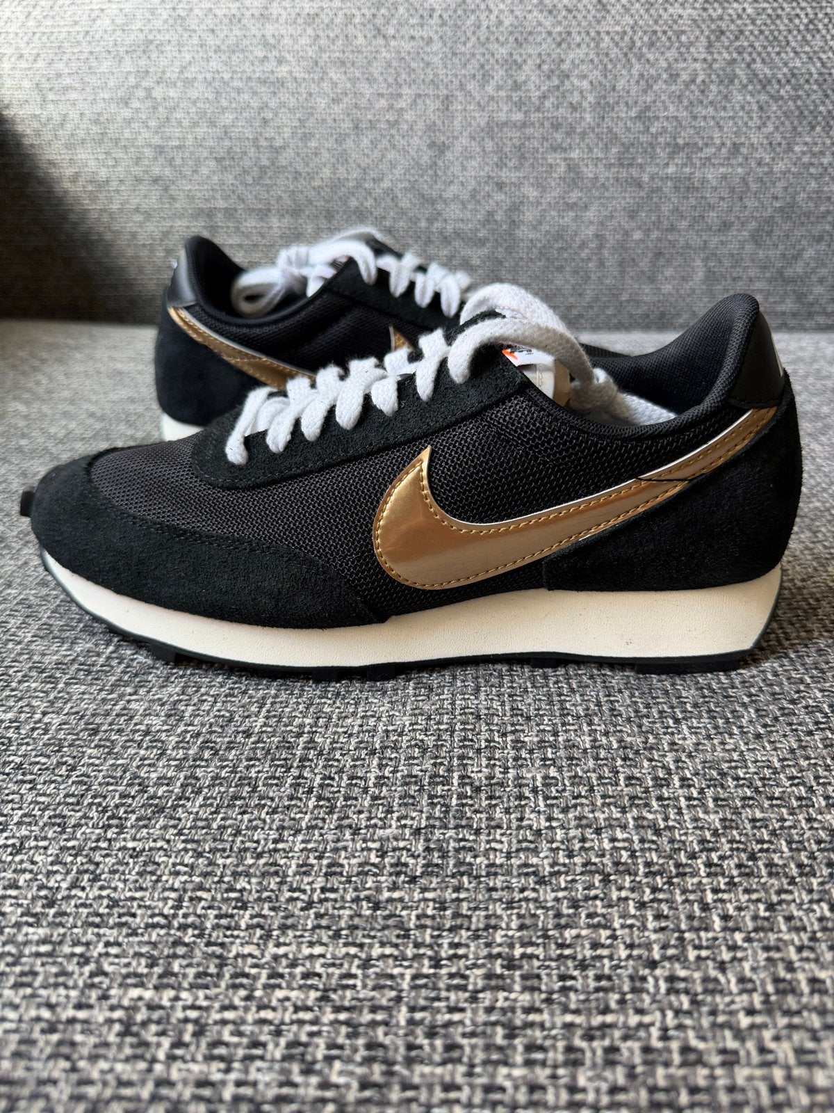 Nike Daybreak SP - Maat 42 - Zwart/Goud - Nieuw, Zwart, Nieuw, Ophalen of Verzenden, Sneakers of Gympen