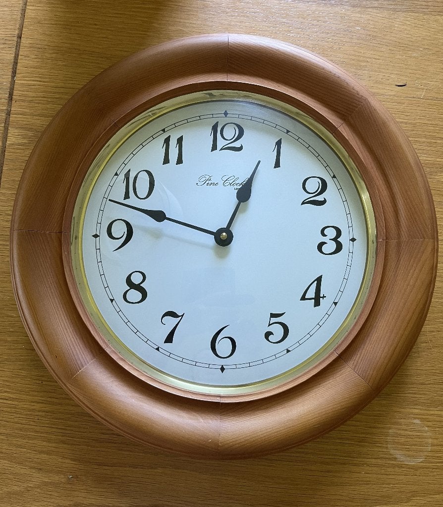 Oude wandklok 'Pine Clocks', Ophalen, Bruin, Analoog, Werkt op batterijen