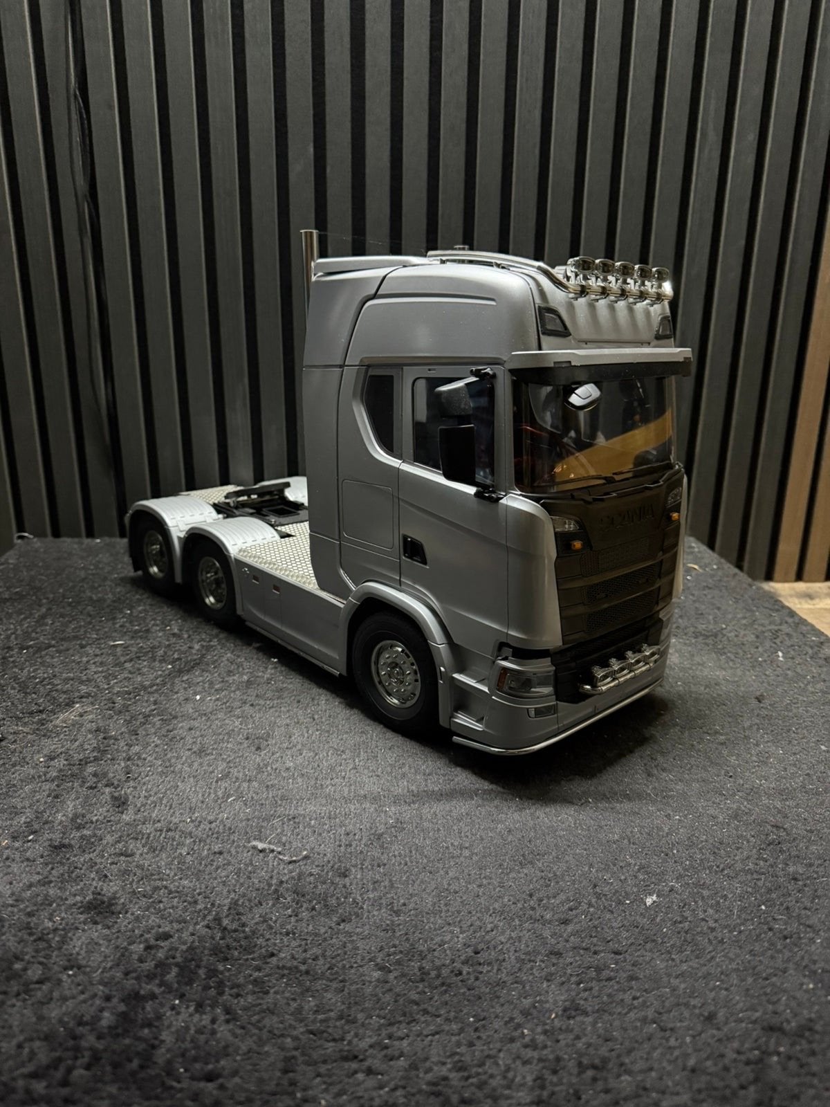 Gedetailleerd Scania Truck Model - Zilverkleurig, Groter dan 1:32, Zo goed als nieuw, Truck, Ophalen