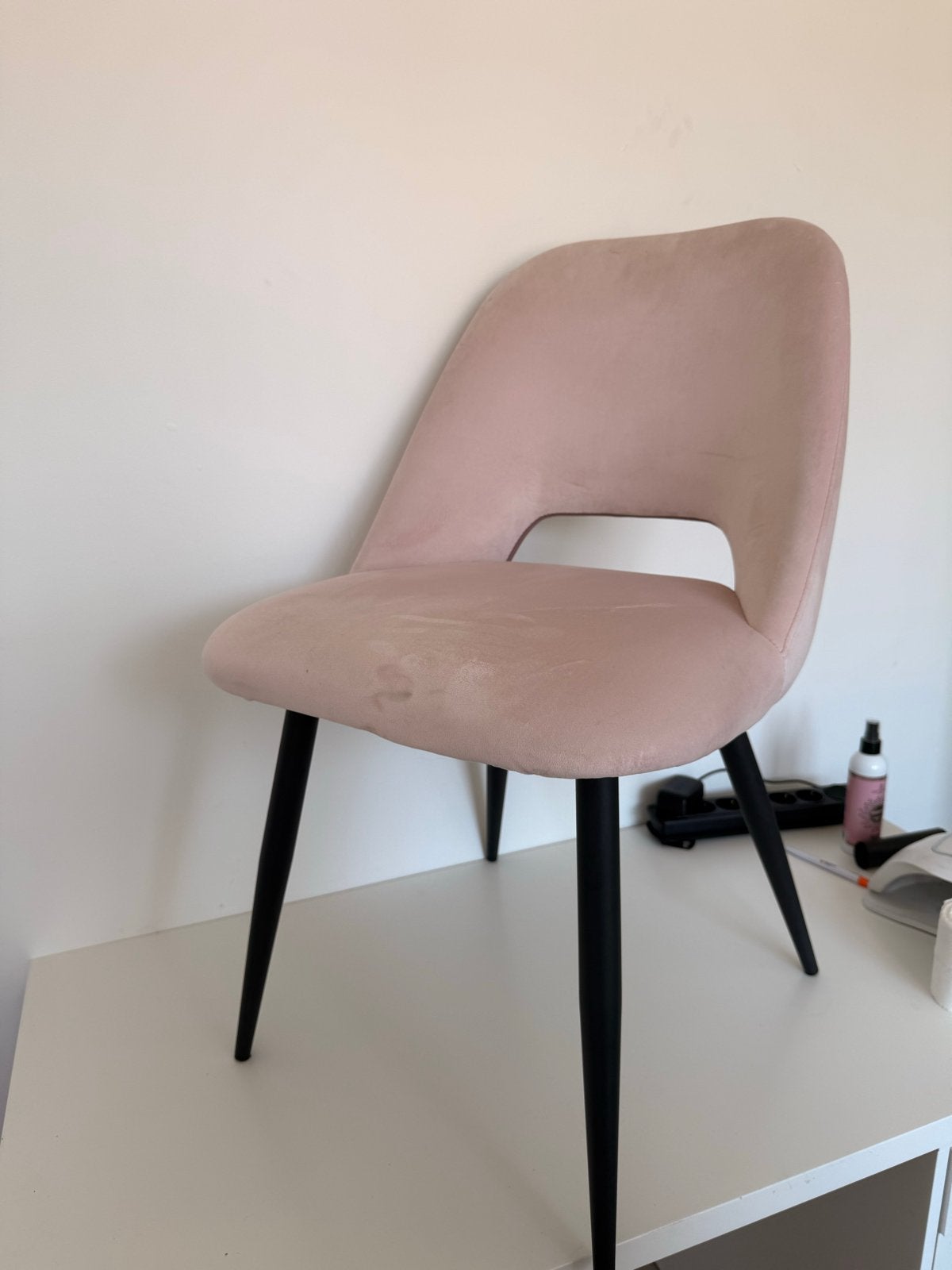 2 lichtroze velvet stoelen met zwarte poten, Huis en Inrichting, Stoelen, Ophalen, Gebruikt, Twee, Overige kleuren