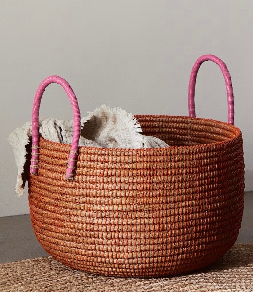 Gevlochten rieten mand met roze handvatten H&M, Ophalen, Gevlochten, Mand, Rond