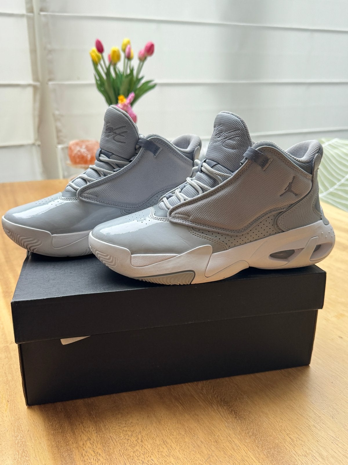 Jordan Max Aura 4 (GS) - Grijs - Maat 38, Kleding | Heren, Schoenen, Verzenden, Gedragen, Overige kleuren, Sneakers of Gympen