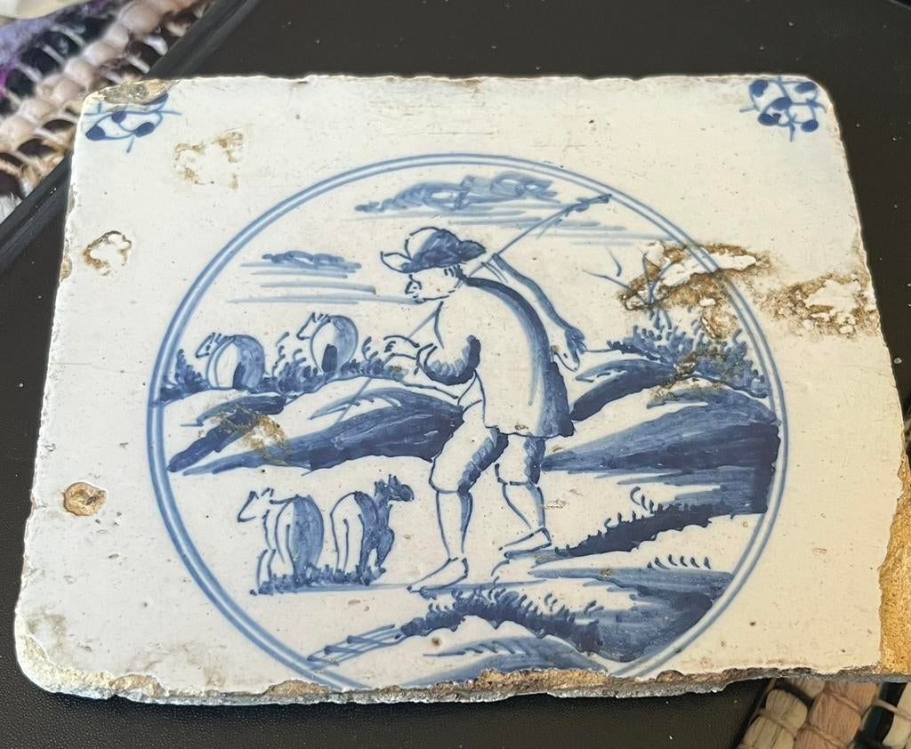 17e eeuws tegeltje -Herder met 2 Schapen, Antiek en Kunst, Antiek | Wandborden en Tegels, Ophalen of Verzenden