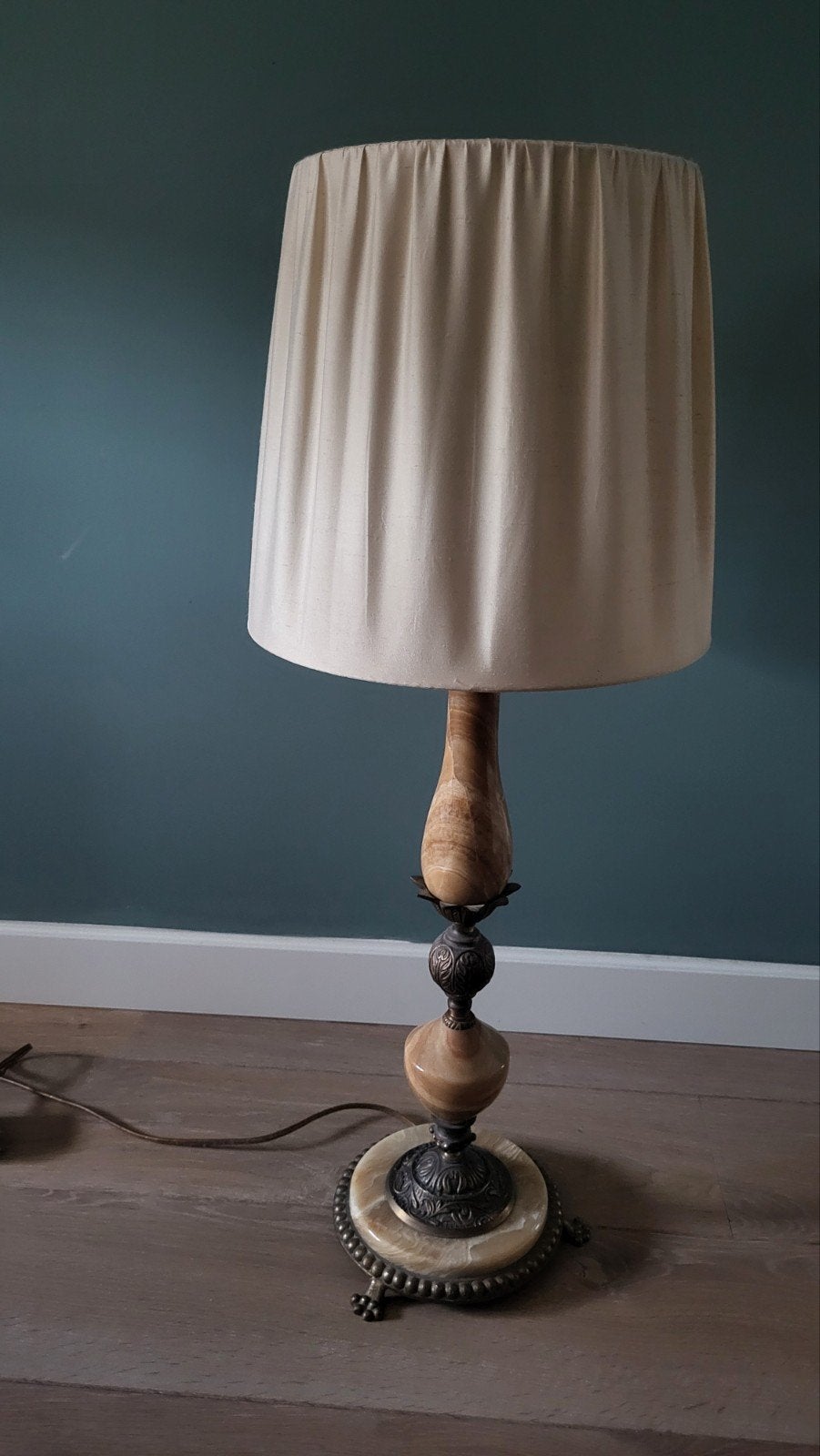 Vintage tafellamp met onyx en messing details, Antiek en Kunst, Antiek | Lampen, Ophalen