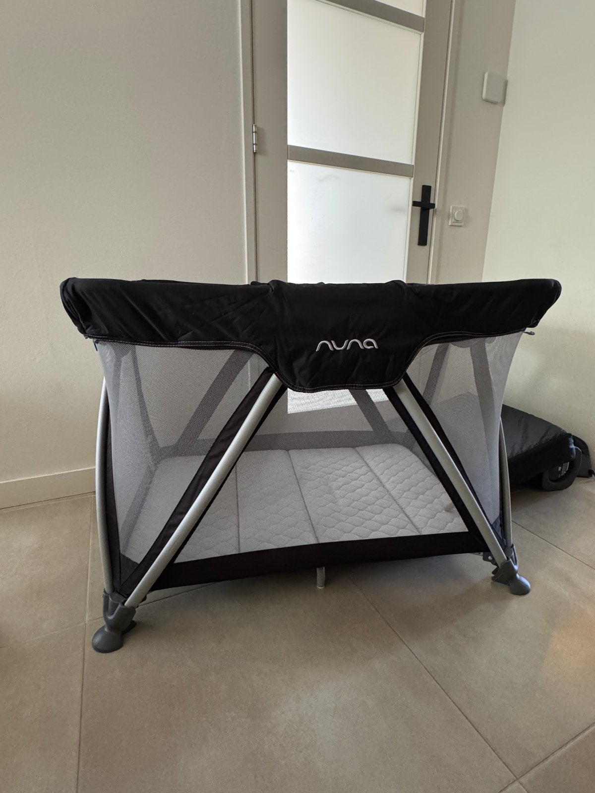 Nuna Sena campingbedje met matras en babyinzet / verhoger, Ophalen, Zo goed als nieuw, Reisbedje