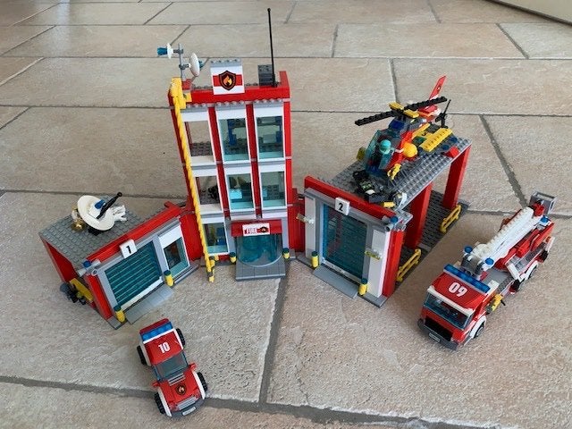 Lego 60110 brandweer kazerne. Mist een karretje met, Ophalen of Verzenden, Gebruikt