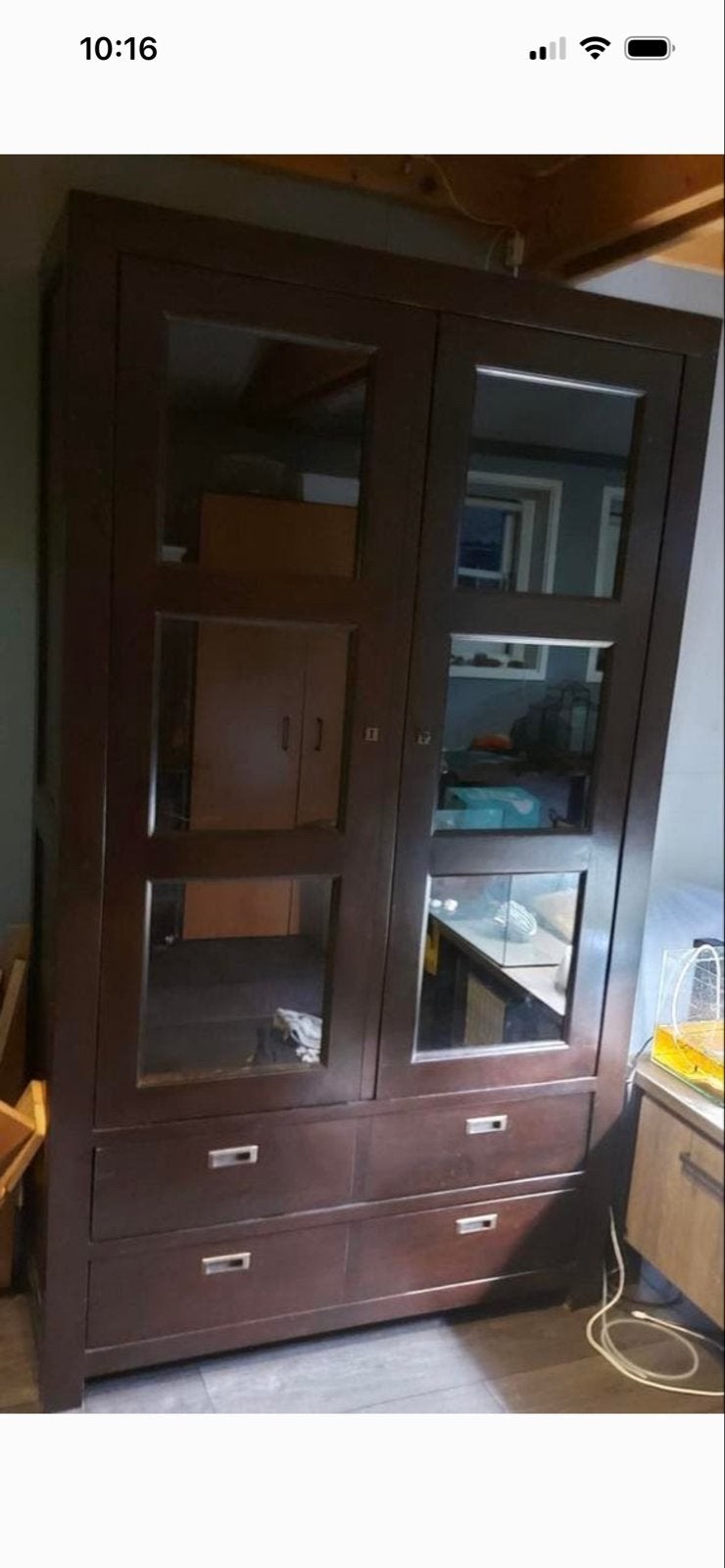 Donkerbruine vitrinekast met lades en glazen deuren, Huis en Inrichting, Kasten | Boekenkasten, Ophalen, Gebruikt, 100 tot 150 cm