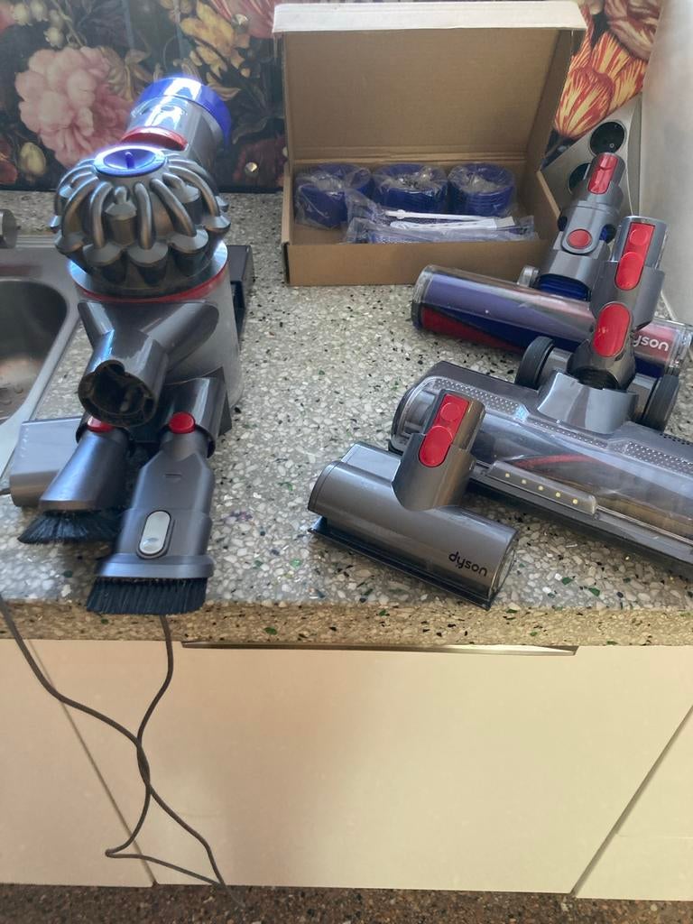 Dyson V8 Draadloze Stofzuiger met Accessoires, Witgoed en Apparatuur, Stofzuigers, Zo goed als nieuw, Stofzuiger, Minder dan 1200 watt