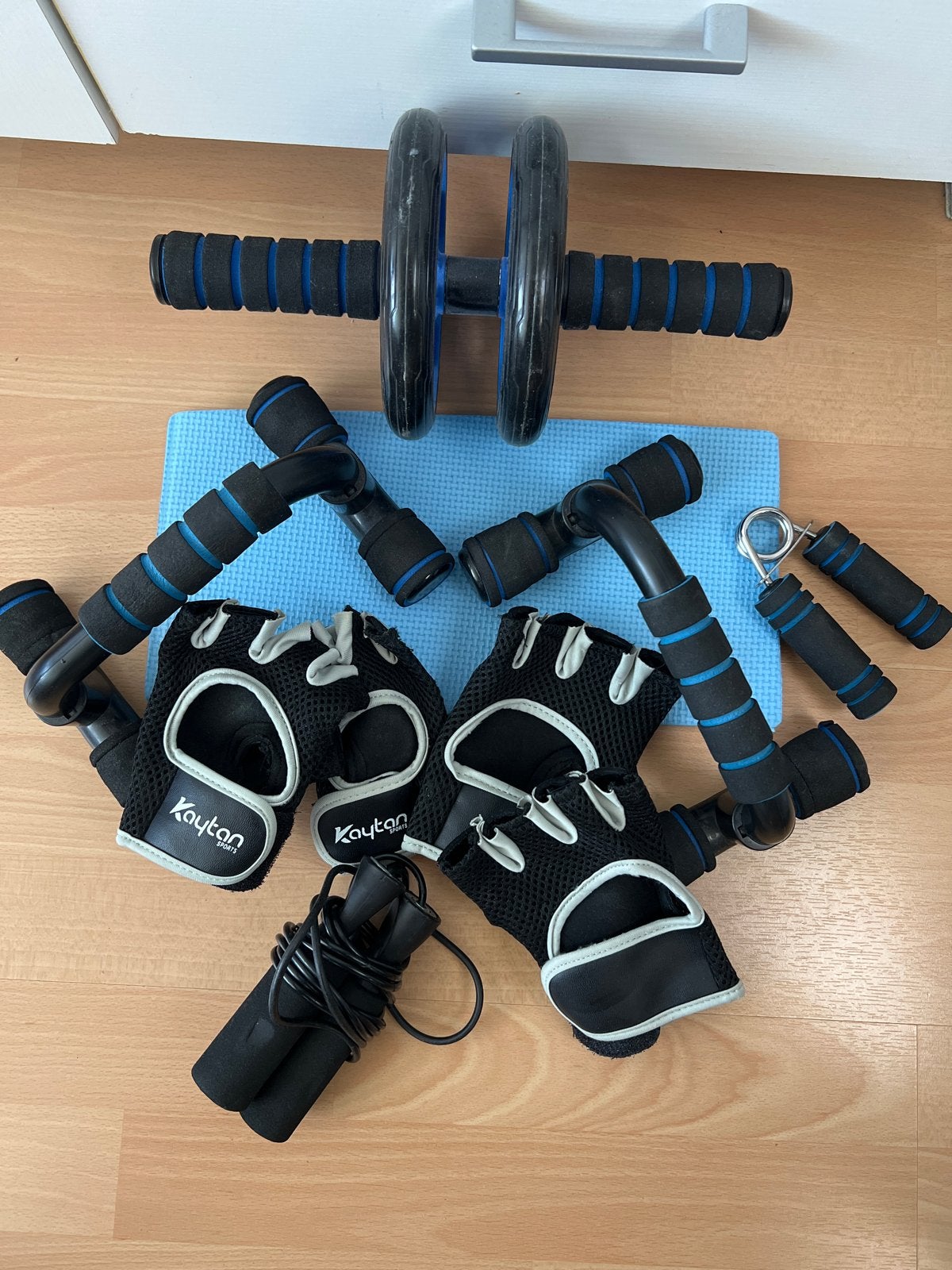 Fitness set: buikspierwiel, push-up steunen, springtouw, han, Sport en Fitness, Fitnessmaterialen, Ophalen of Verzenden, Zo goed als nieuw