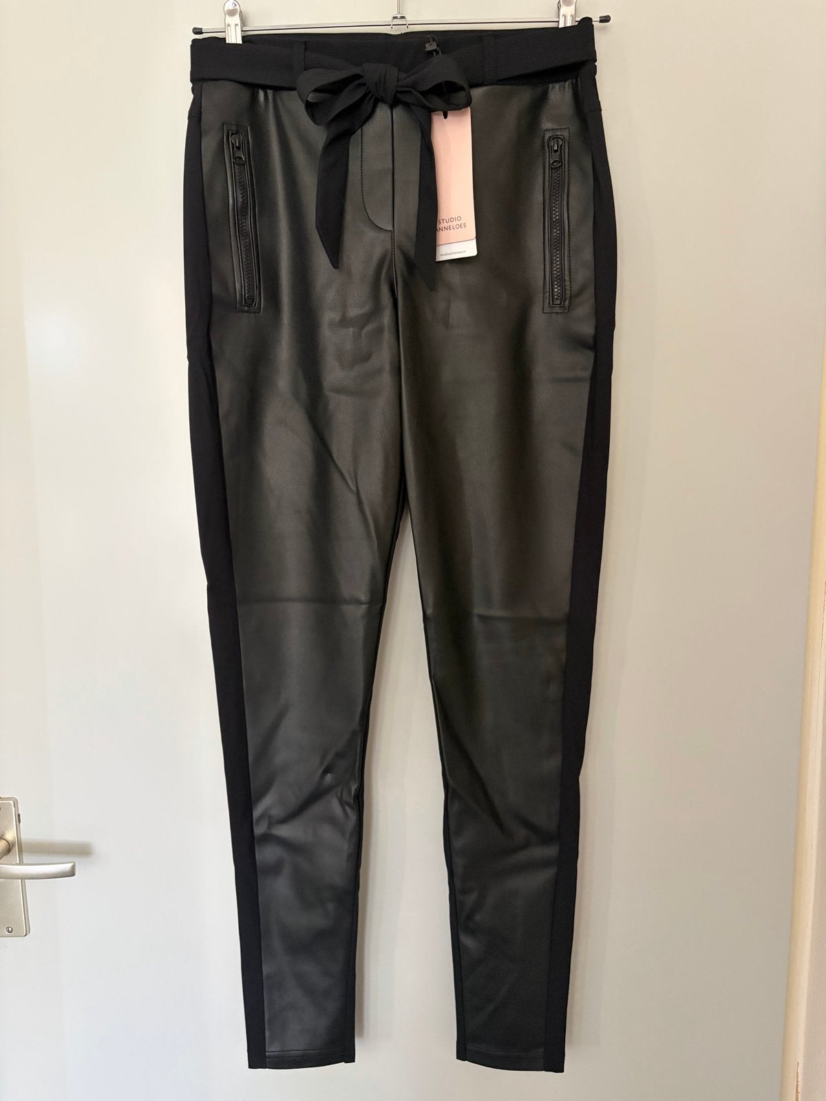 Studio Anneloes Margot leather trousers - Zwart mt M nieuw!, Maat 38/40 (M), Zwart, Nieuw, Ophalen of Verzenden