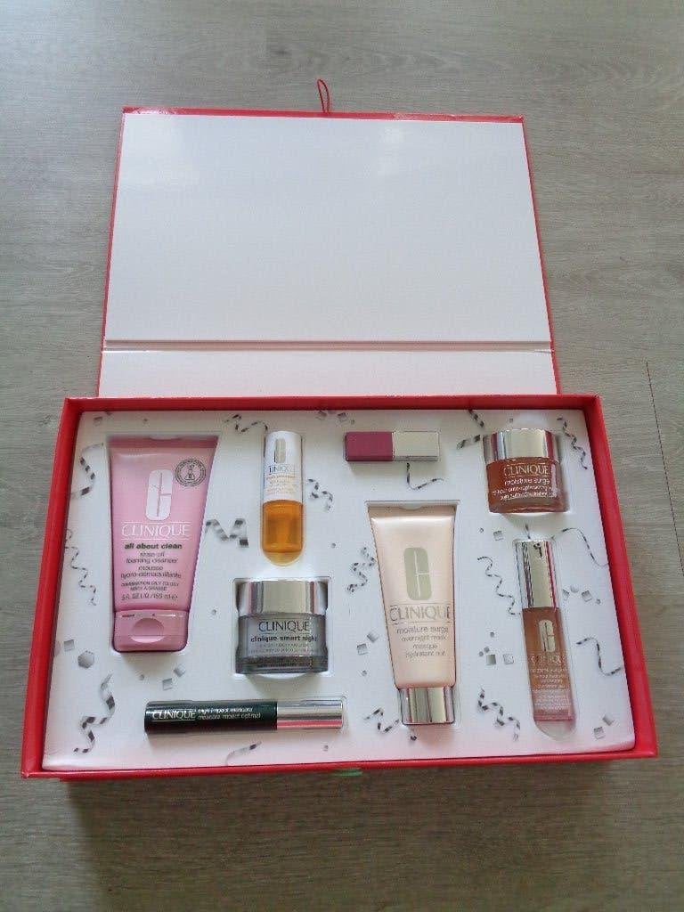 CLINIQUE Merry CHRISTMAS GIFT Box SET 8 FULL SIZE, Ophalen of Verzenden, Nieuw, Gehele gezicht, Overige typen