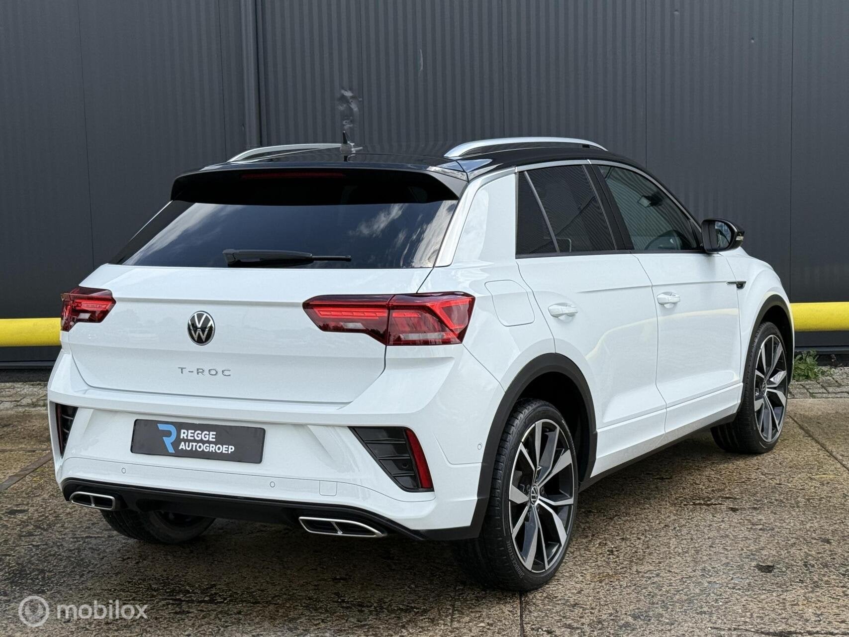 Volkswagen T-Roc 1.5 TSI R-Line Facelift | Black-style, Auto's, Volkswagen, 1258 kg, 4 cilinders, 150 pk, Wit