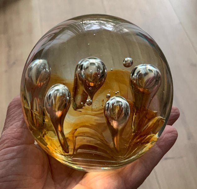Grote massief glas met bellen gele onderkant presse papier, Antiek en Kunst, Kunst | Designobjecten, Ophalen of Verzenden
