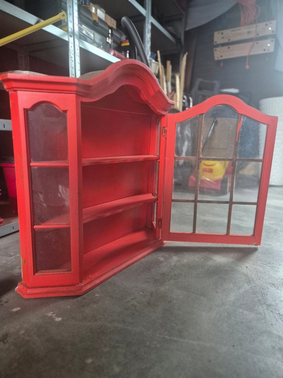 Rood houten hoekkastje met glazen deurtje, Ophalen