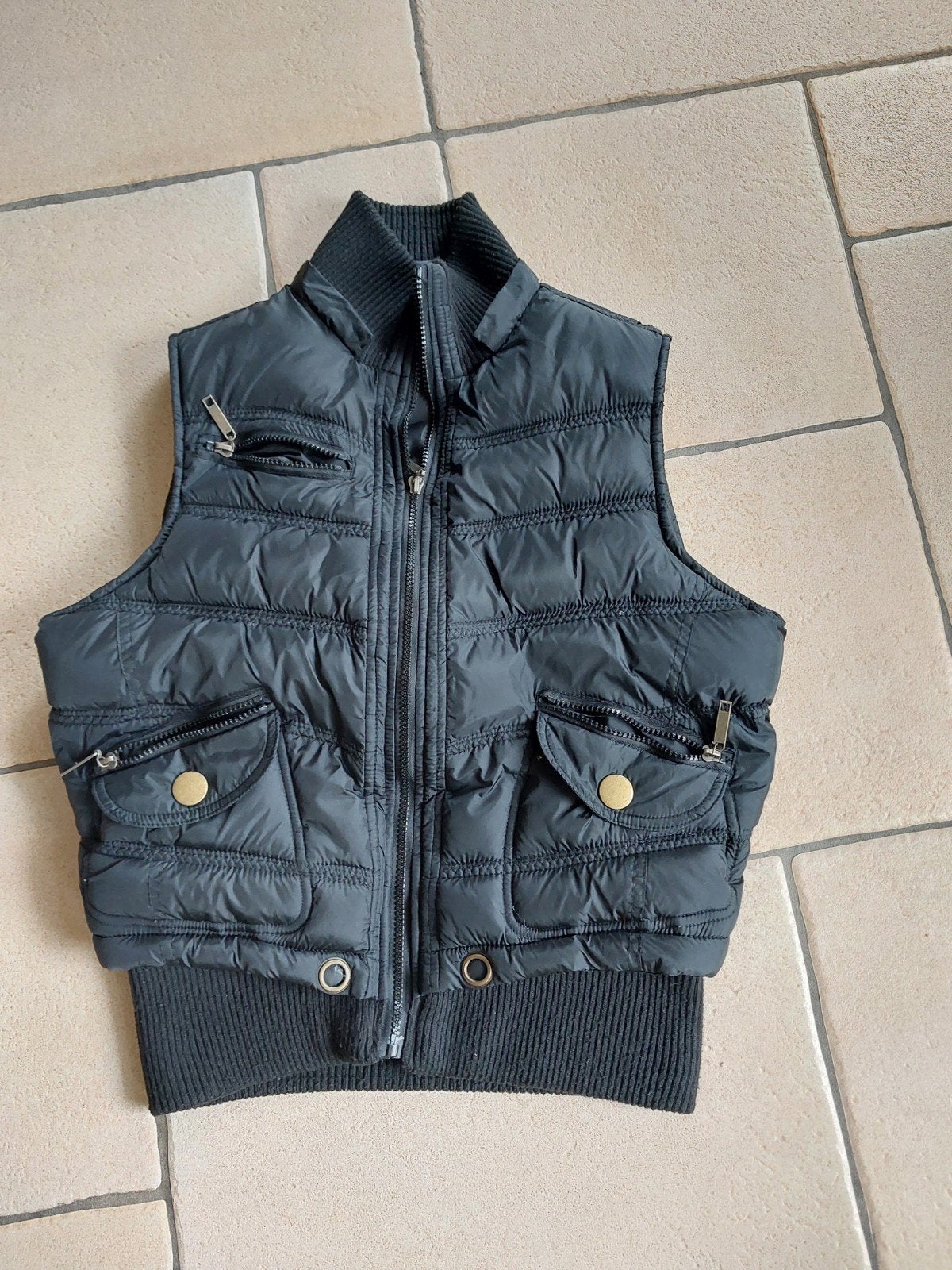 Zwarte gewatteerde bodywarmer van 2-BIZZY, Zwart, Ophalen of Verzenden, Maat 36 (S), Gedragen