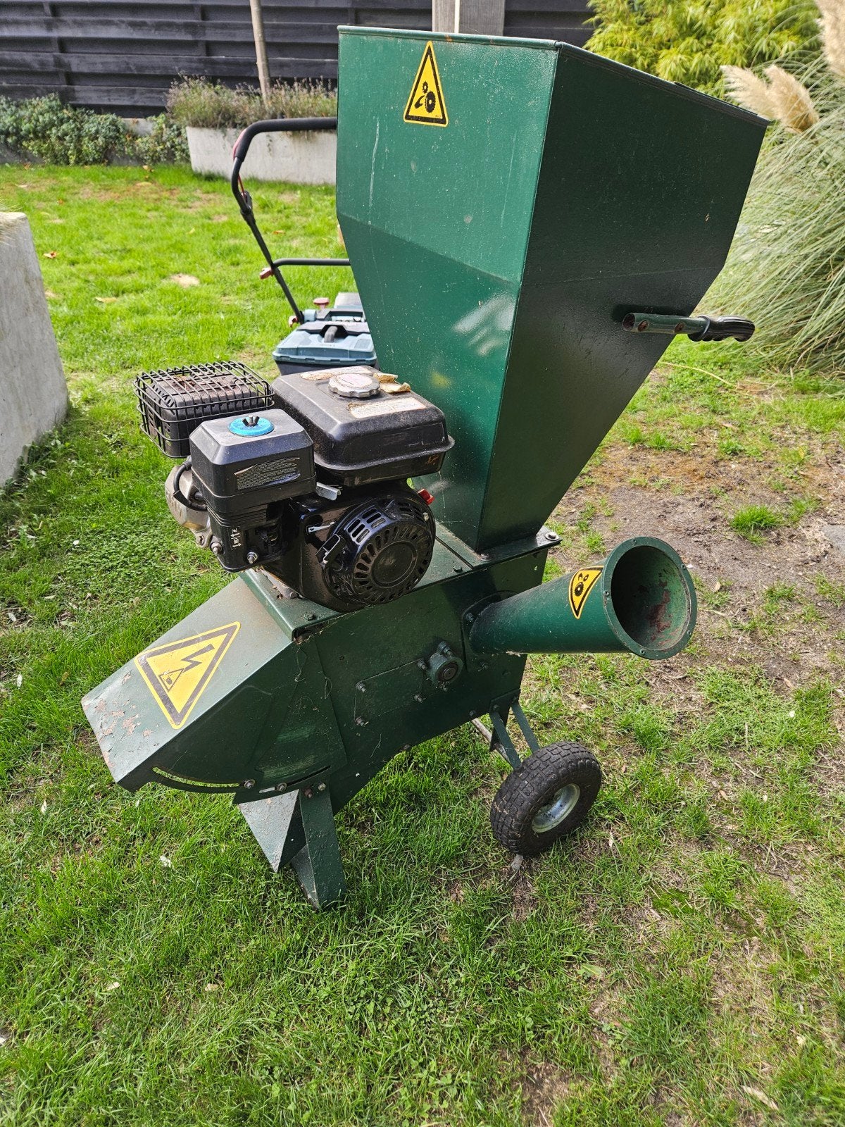 Sterke en handzame takken- en tuinafvalversnipperaar, Ophalen, Gebruikt, Benzine