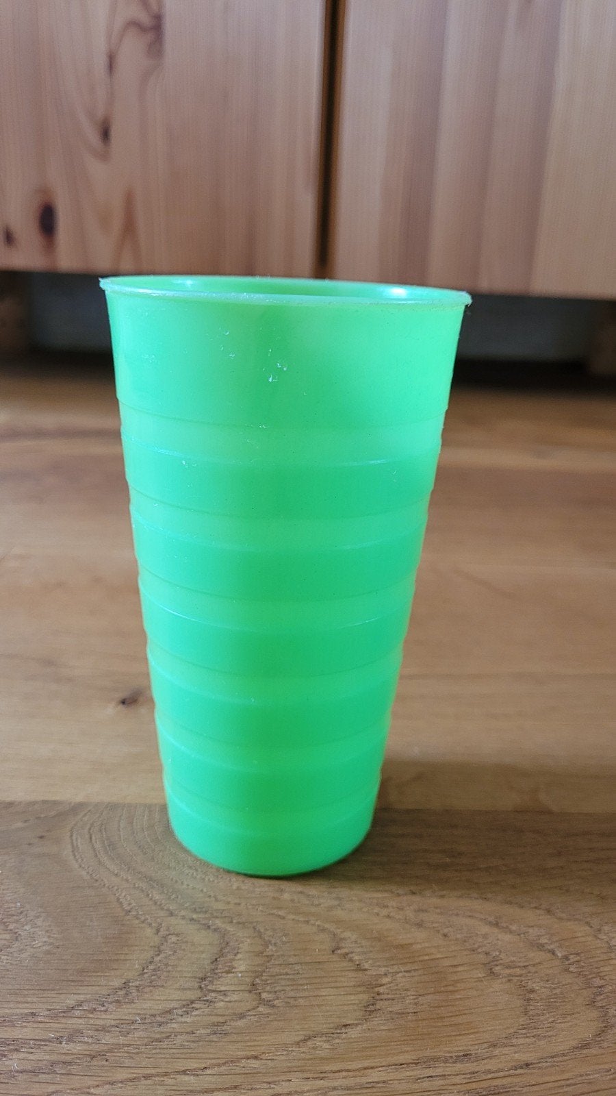 Grote groene plastic beker of vaas, Overige materialen, Gebruikt, Ophalen of Verzenden, Overige stijlen