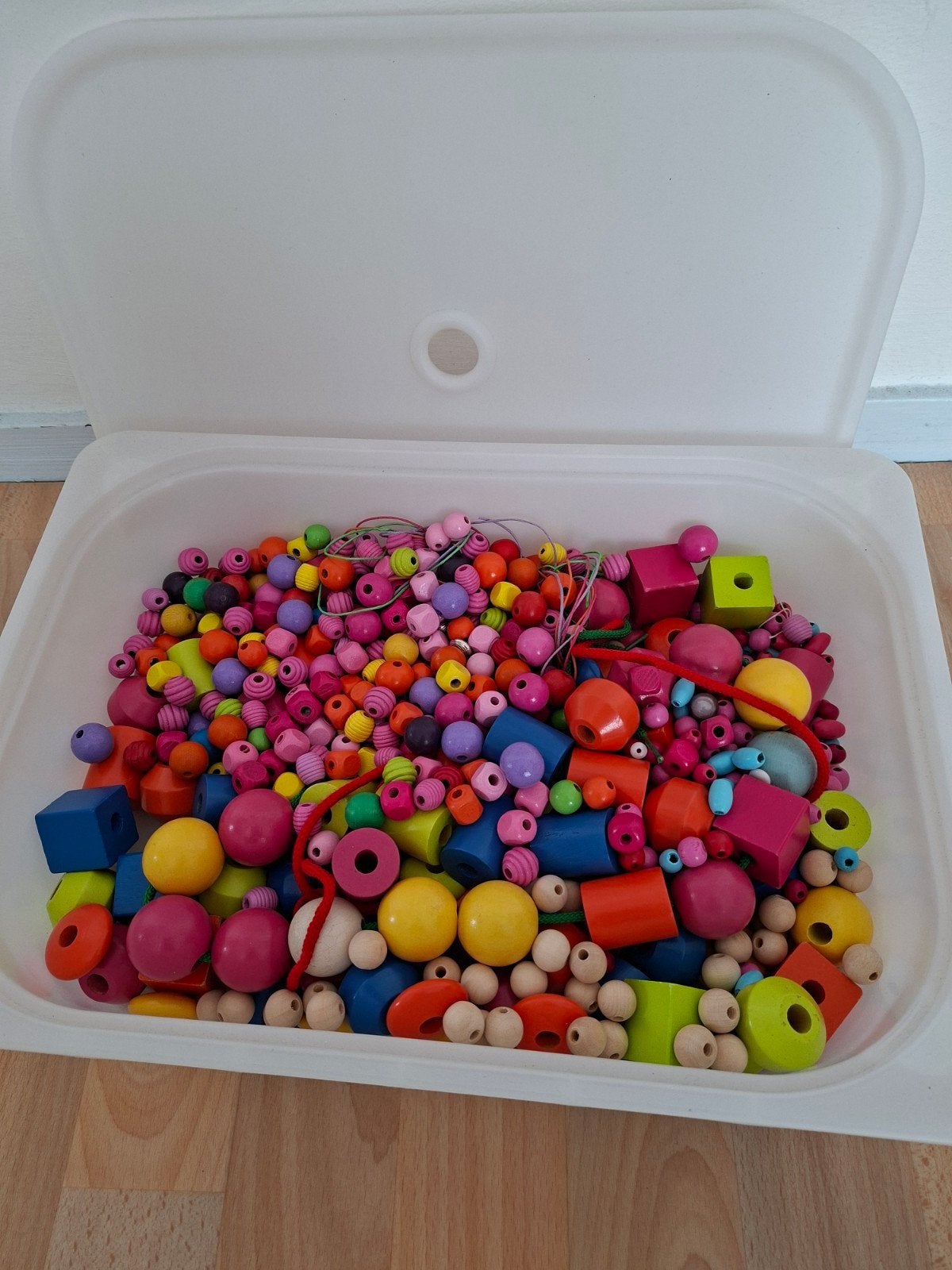 Grote bak vol kleurrijke kralen om mee te rijgen, Hobby en Vrije tijd, Kralen en Sieraden maken, Ophalen