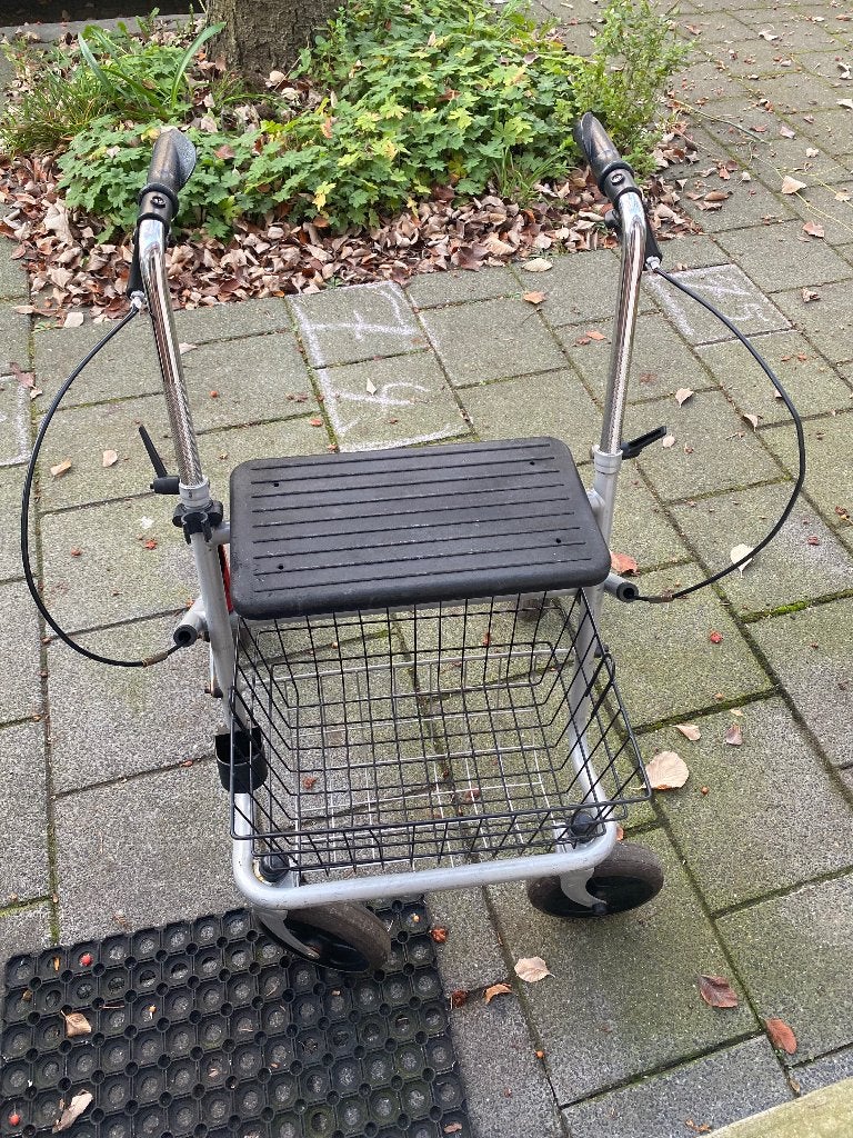 Grijze Rollator met mandje Ouderdom Ziekte, Ophalen, Opvouwbaar, Zo goed als nieuw