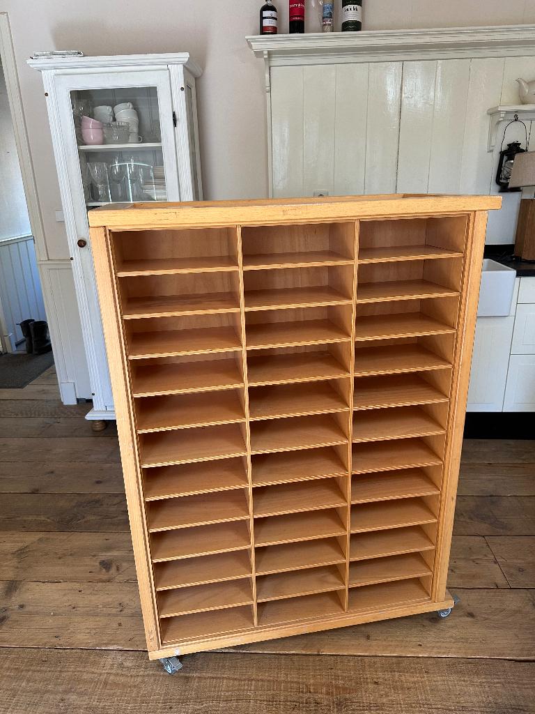 Vintage schoolkast vakkenkast op wielen, Ophalen, Gebruikt