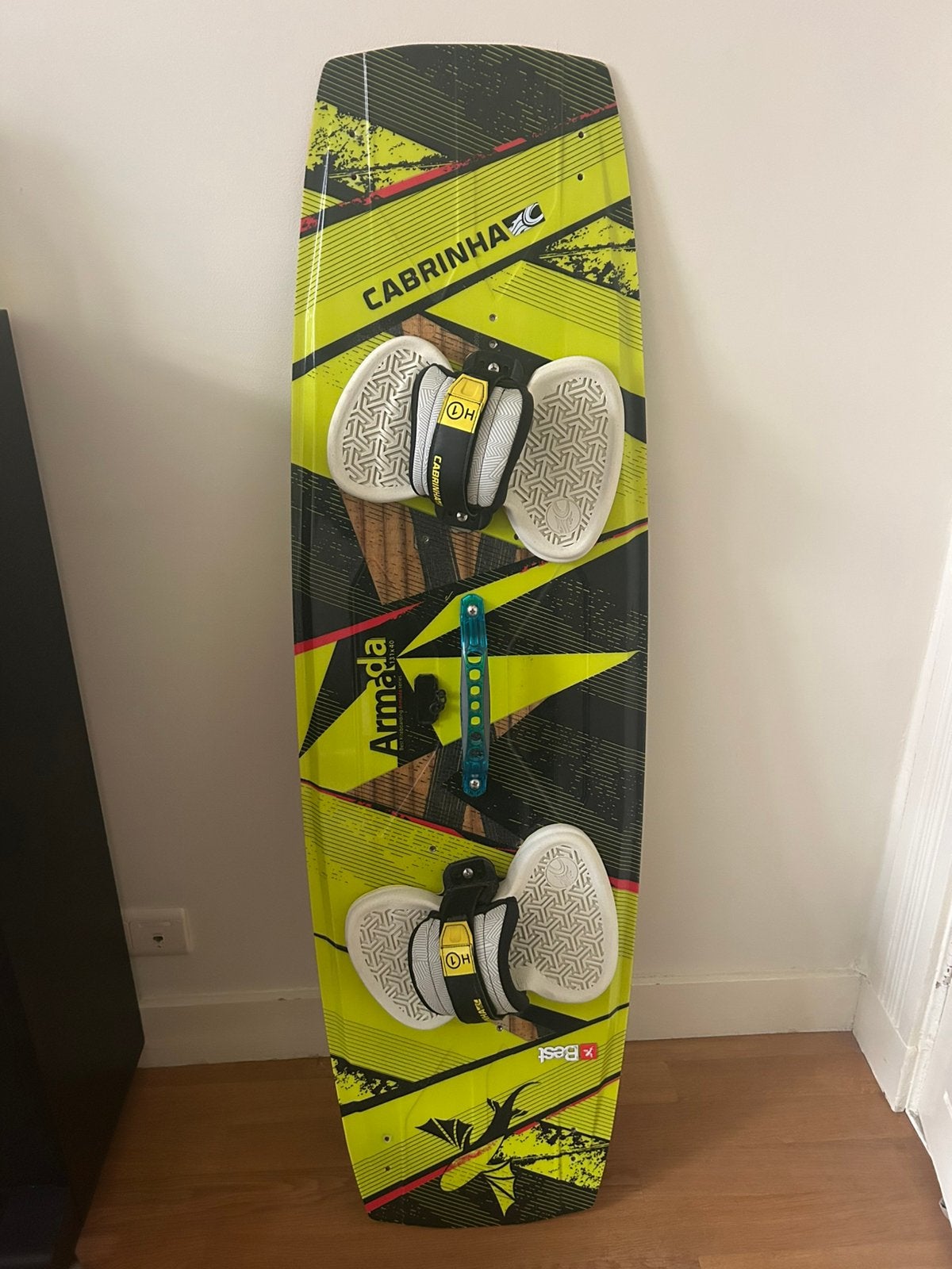 Compleet Best Kiteboard Armada 131x40, Watersport en Boten, Twintip, Ophalen, Zo goed als nieuw, 4 m² of minder