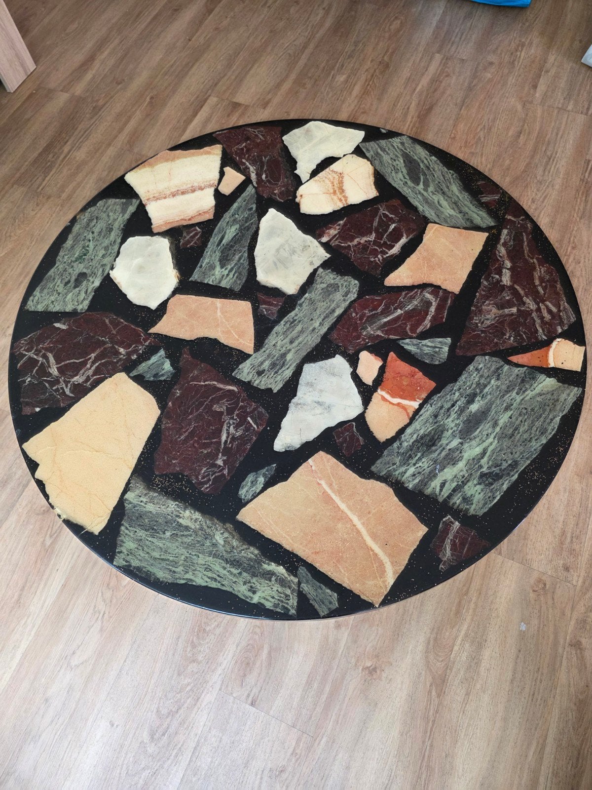 Salontafel met mozaïek blad en smeedijzeren onderstel, Ophalen, Gebruikt, Rond, Overige materialen